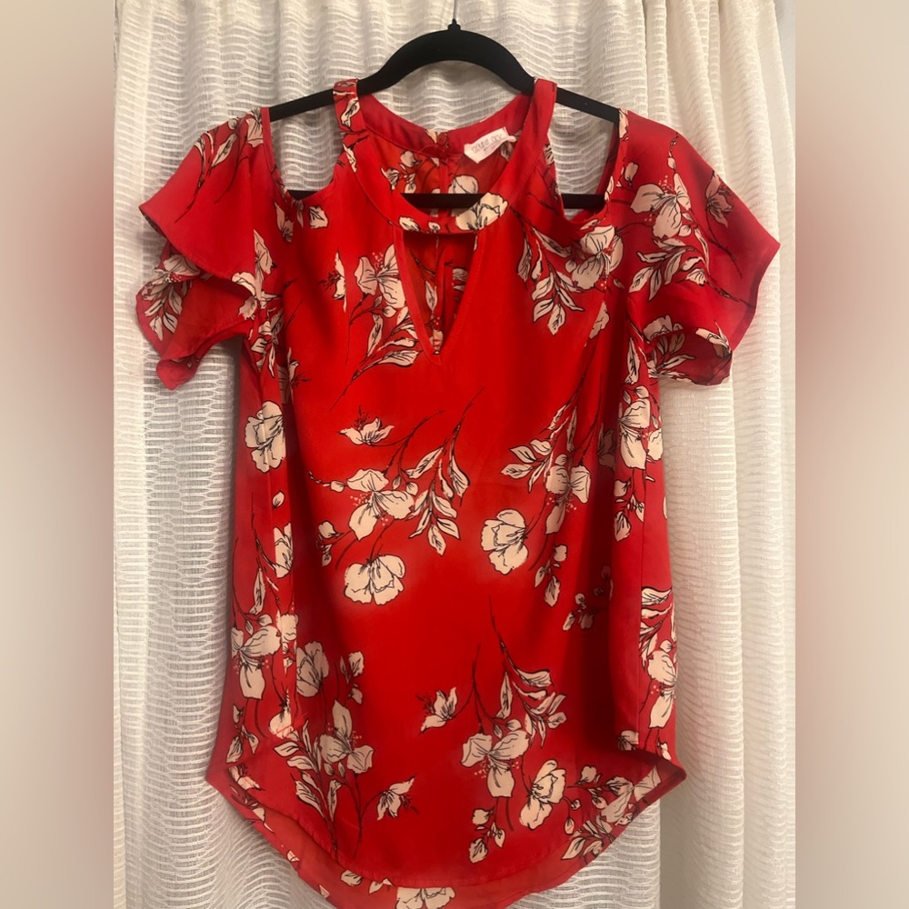Sienna Sky Women’s blouse. Red, floral/Hawaiian print, size M, cut-out shoulders